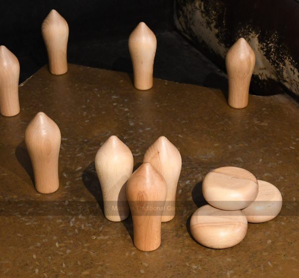 Set of Northamptonshire skittle pins and cheeses (Beech)