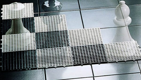Rolly Mini-Giant Draughts Set with Lawn Friendly Chequerboard