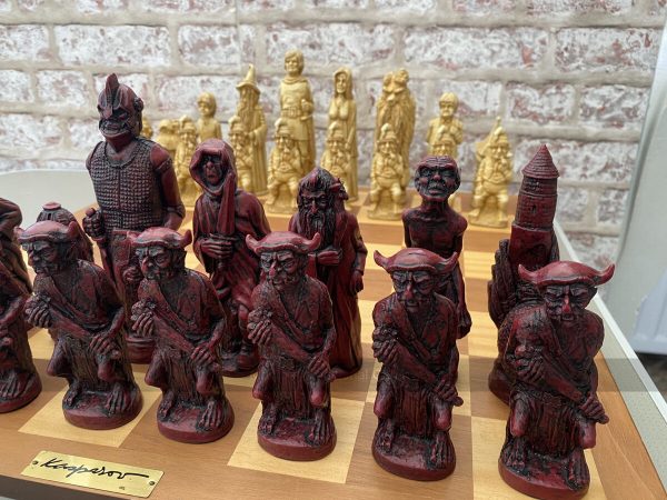 Lord of the Rings Berkeley Chess Set with 5 inch King